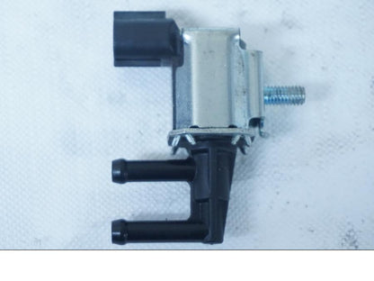 Baksidan på Solenoid från en Kawasaki Ninja 650 -2018 motorcykel.