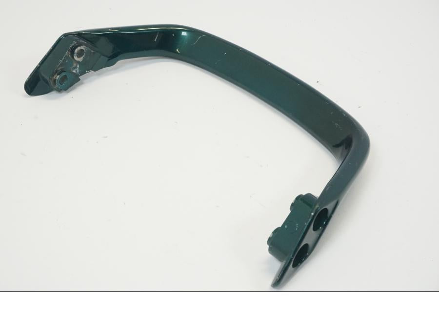 Snett uppifrån på Passagerarhandtag från en Yamaha XJR 1300 -1999 motorcykel.