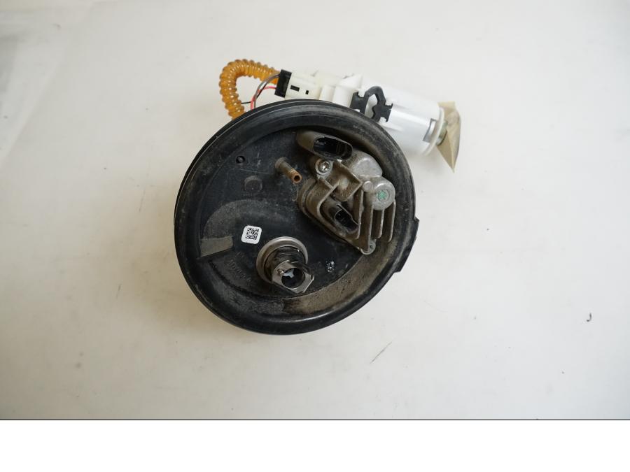Baksidan på Bensinpump insprut från en BMW K 1200 S -2007 motorcykel.
