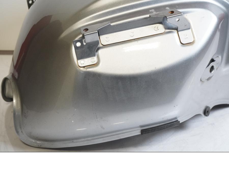 Baksidan på Bensintank från en Kawasaki Versys 650 -2007 motorcykel.