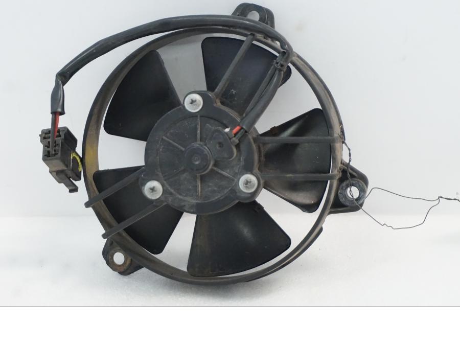 Baksidan på Vattenkylfläkt från en Aprilia RSV 1000 -2010 motorcykel.