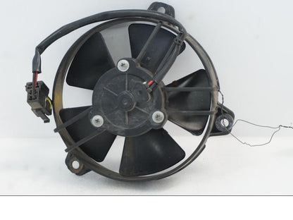 Baksidan på Vattenkylfläkt från en Aprilia RSV 1000 -2010 motorcykel.