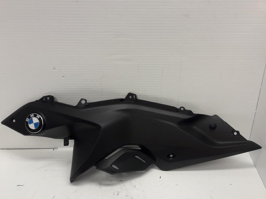 Baksidan på Bensintankskåpa från en BMW R 1250 RS -2020 motorcykel.