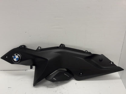 Baksidan på Bensintankskåpa från en BMW R 1250 RS -2020 motorcykel.