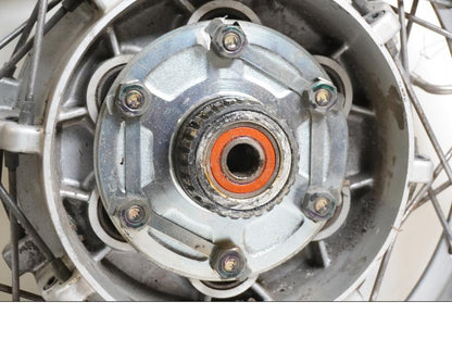 Baksidan på Fälg från en Yamaha XV 1100 -1996 motorcykel.