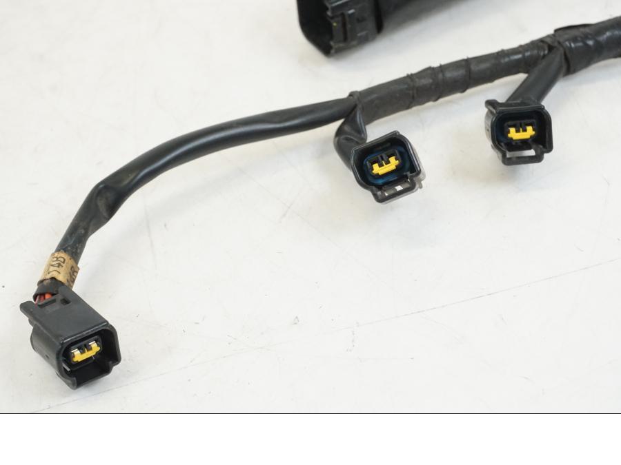 Snett nerifrån på Tändspolekablage från en Yamaha YZF 1000 R1 -2009 motorcykel.