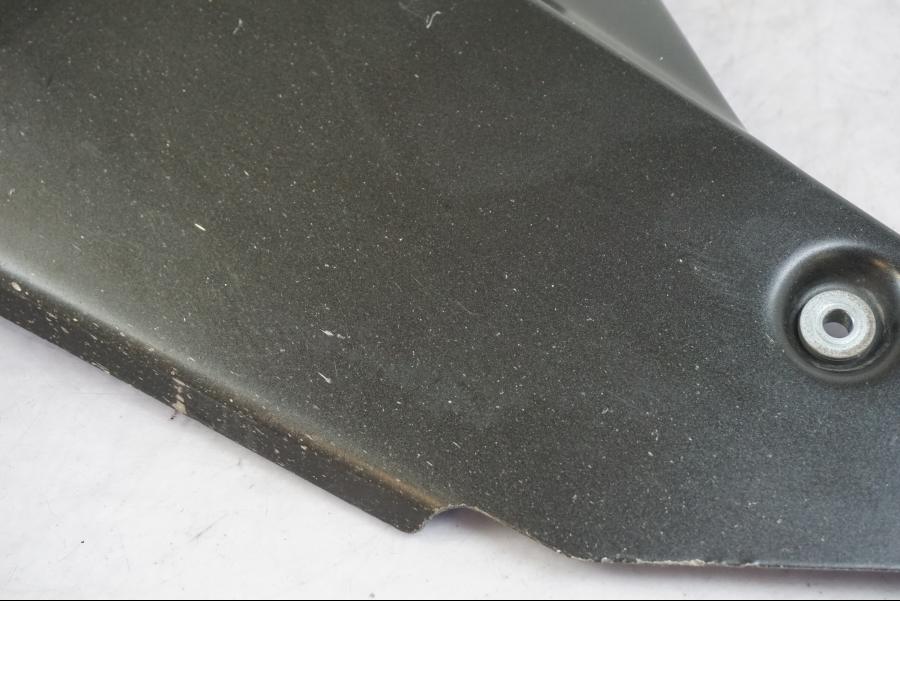 Baksidan på Värmeskydd från en Kawasaki ZX-10R -2008 motorcykel.