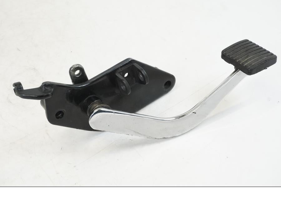 Framsidan på Fotpinnefäste från en Kawasaki VN 800 -2000 motorcykel.