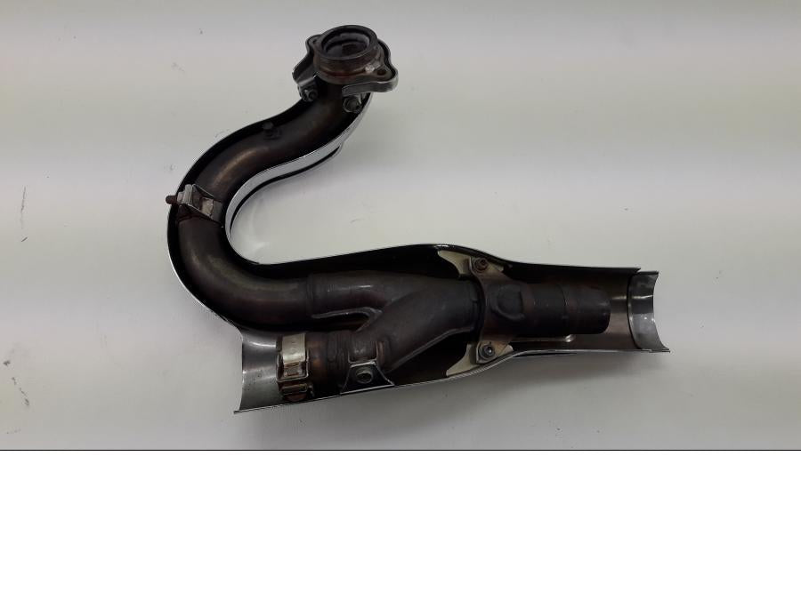 Baksidan på Grenrör från en Yamaha XV 1700 -2003 motorcykel.