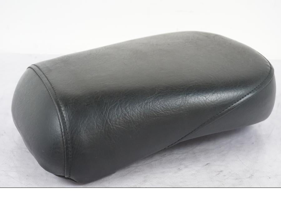 Höger sida på Sadel från en Suzuki VL 800 -2002 motorcykel.