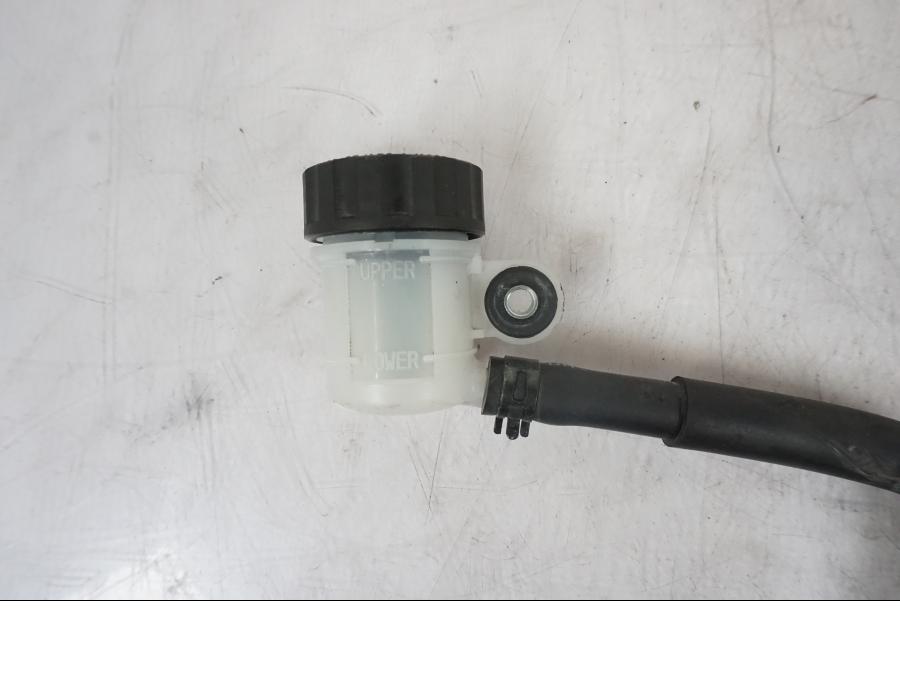 Vänster sida på Bromshuvudcylinder från en Yamaha MT-09 -2020 motorcykel.