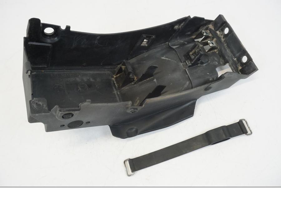 Framsidan på Batterihållare från en Yamaha XSR 700 -2016 motorcykel.