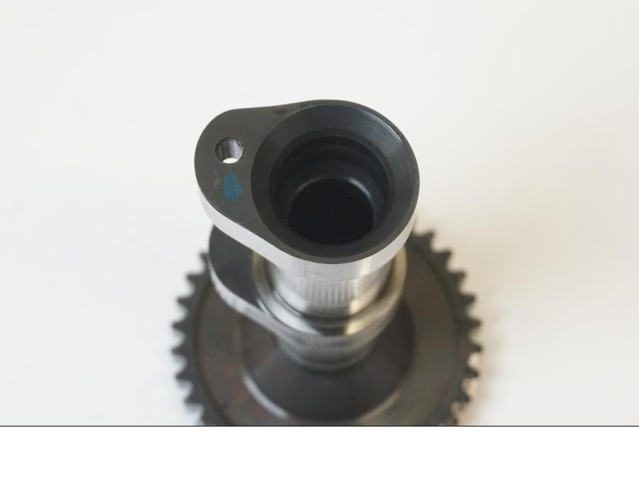 Snett uppifrån på Kamaxel från en KTM 1190 Adventure -2015 motorcykel.