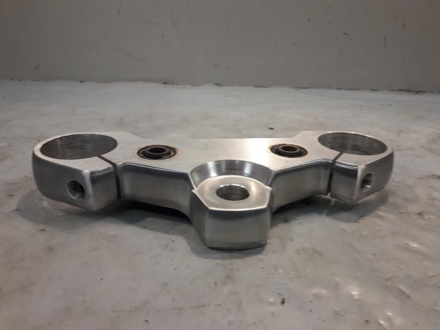 Baksidan på Gaffelkrona från en Suzuki VZ 800 -1999 motorcykel.