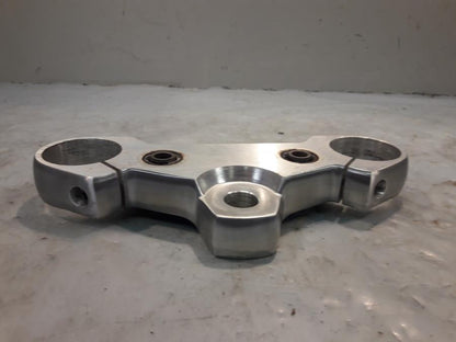 Baksidan på Gaffelkrona från en Suzuki VZ 800 -1999 motorcykel.