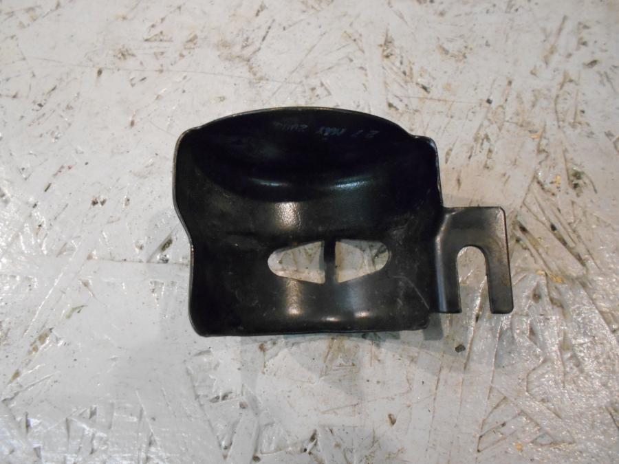 Baksidan på Bromshuvudcylinderskydd från en Triumph Speedmaster -2010 motorcykel.