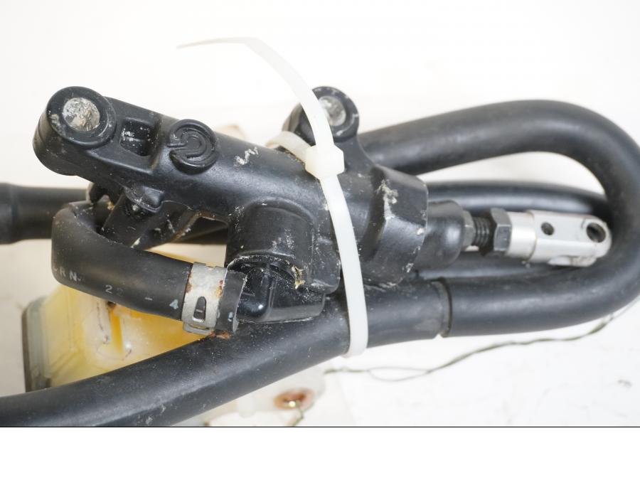 Vänster sida på Bromshuvudcylinder från en Yamaha MT-01 -2005 motorcykel.