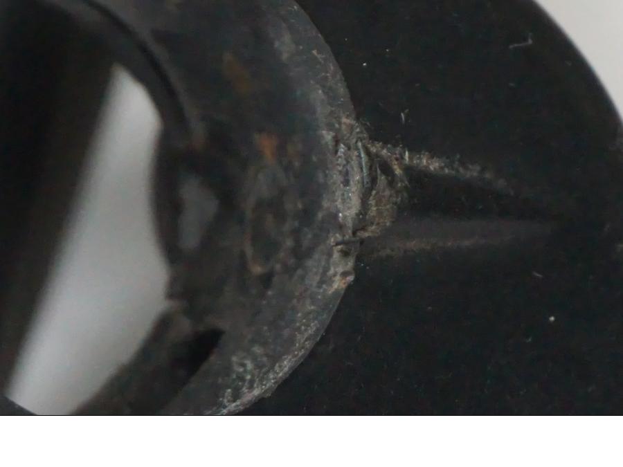 Vänster sida på <p>Styrelreglage höger från Honda XRV 750 1993.</p>

<p>Saknar plastpiggen för låsning på styret se bild.</p> motorcykel.