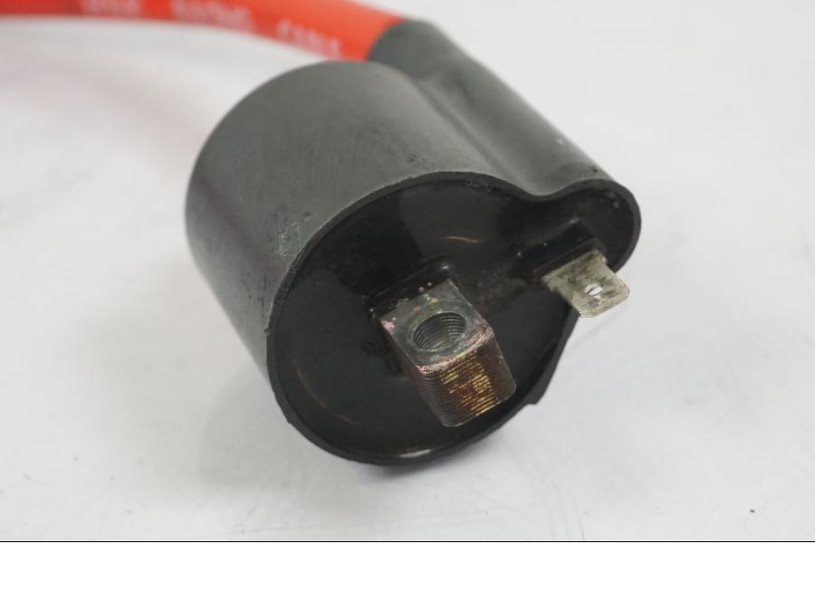 Vänster sida på Tändspole från en Aprilia RS 125 -2000 motorcykel.