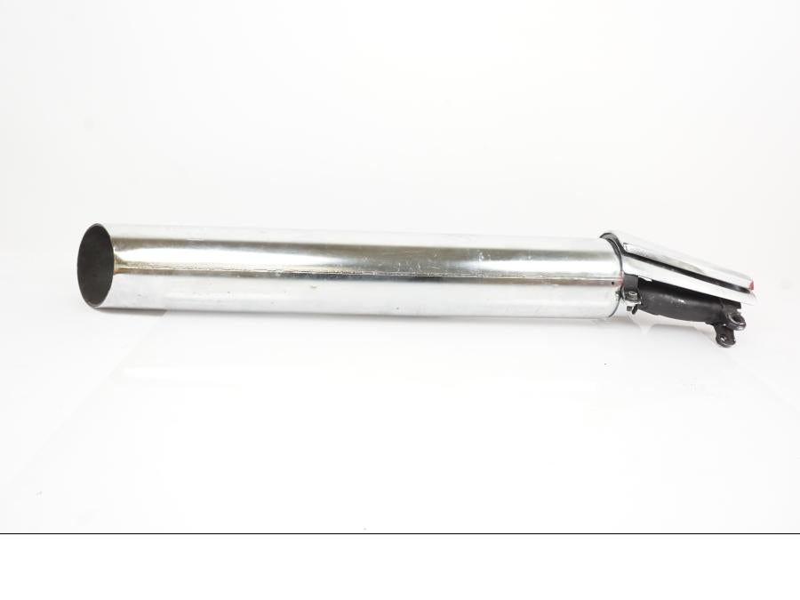 Baksidan på Ljuddämpare från en Suzuki VL 800 -2004 motorcykel.