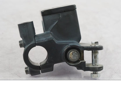 Vänster sida på Bromshuvudcylinder från en Suzuki GSF 1250 -2010 motorcykel.