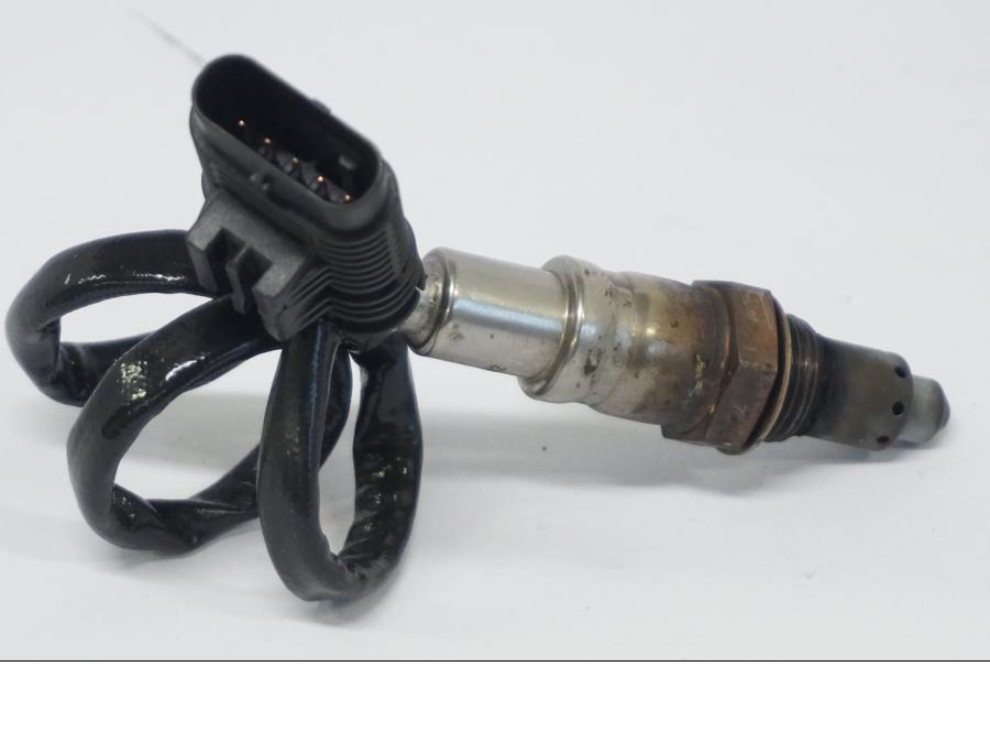 Snett nerifrån på Lambdasond från en BMW R 1250 GS -2022 motorcykel.