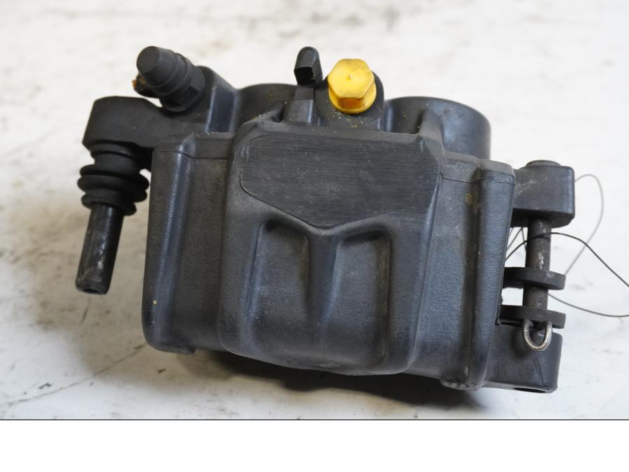 Baksidan på Bromsok från en BMW F 650 CS -2003 motorcykel.