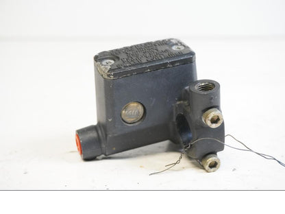 Framsidan på Bromshuvudcylinder från en Ducati Monster 620 -2004 motorcykel.