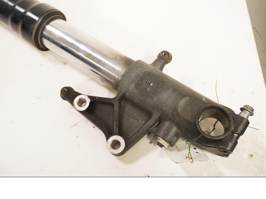 Vänster sida på Gaffelben från en Aprilia RSV 1000 -2002 motorcykel.