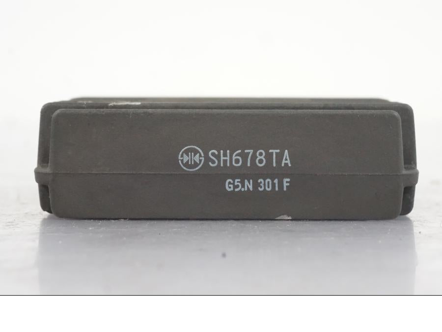 Vänster sida på Likriktare från en Kawasaki ER-6N -2016 motorcykel.