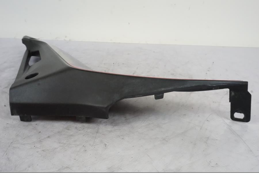 Vänster sida på Sidopanel från en Yamaha YZF-R 125 -2008 motorcykel.