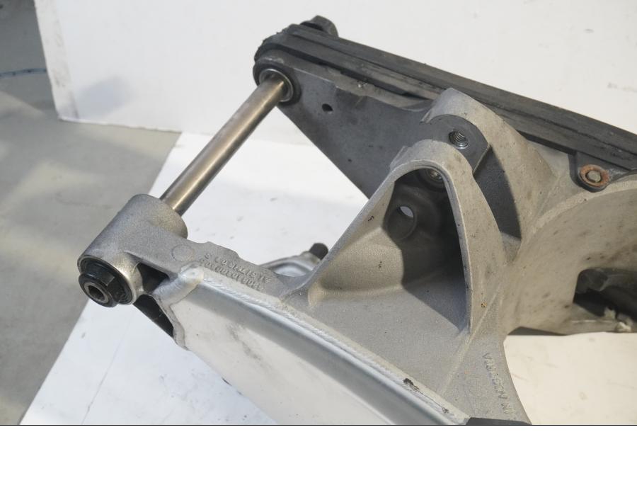 Vänster sida på Sving från en KTM RC8 -2008 motorcykel.