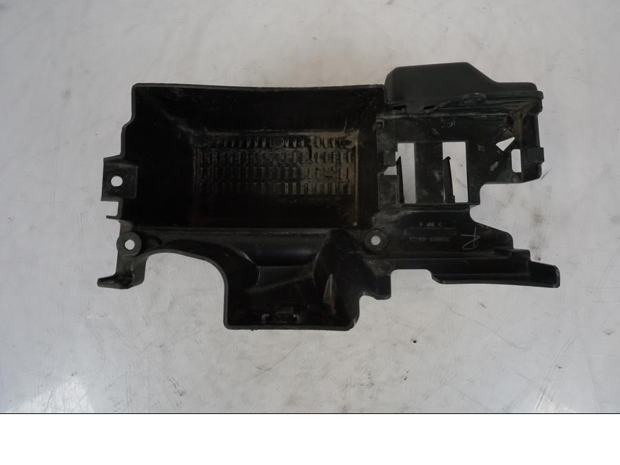 Baksidan på Batterihållare från en Kawasaki ER-6F -2010 motorcykel.