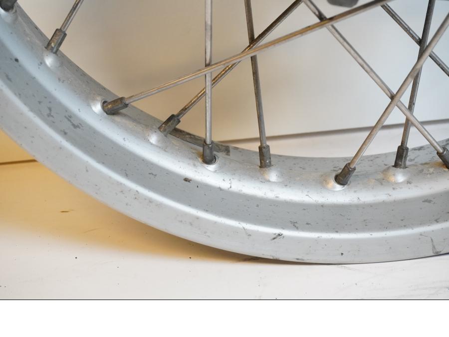 Snett uppifrån på Fälg från en BMW F 650 -1999 motorcykel.