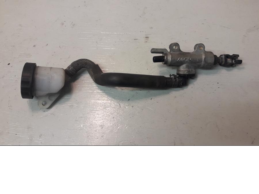 Framsidan på Bromshuvudcylinder från en Honda VFR 800 -2000 motorcykel.