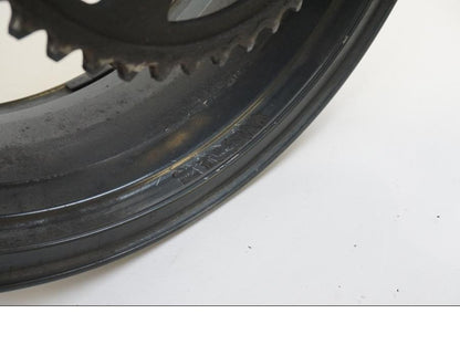 Baksidan på Fälg från en Kawasaki ZX-9R -2000 motorcykel.