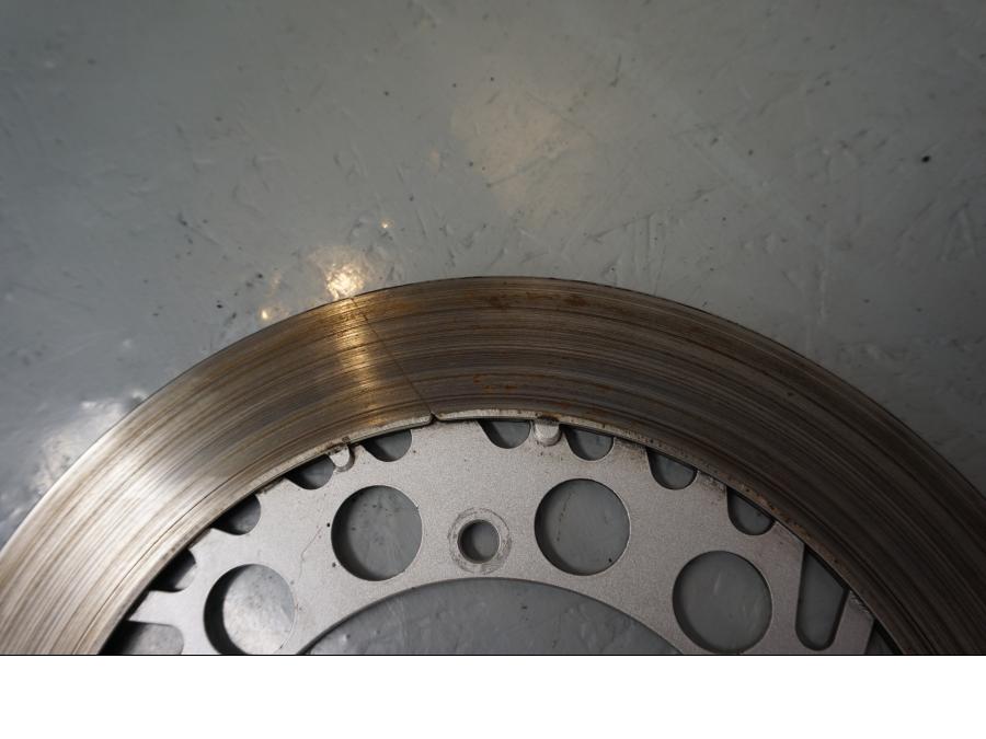 Baksidan på Bromsskiva från en Yamaha V-MAX 1200 -2001 motorcykel.