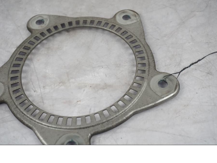 Höger sida på ABS krans från en BMW F 800 R -2018 motorcykel.