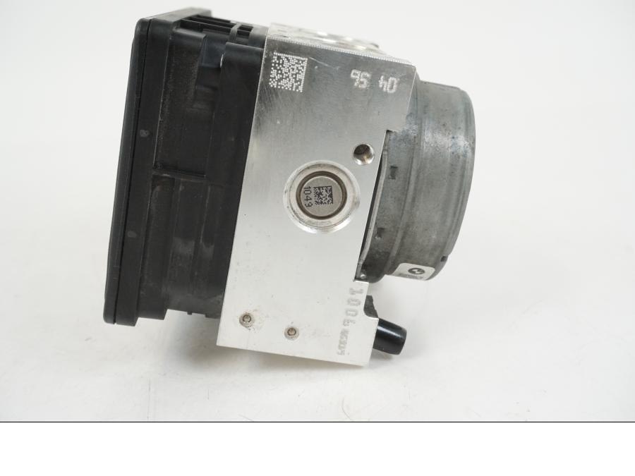 Snett nerifrån på ABS Modulator från en BMW S 1000 R -2019 motorcykel.