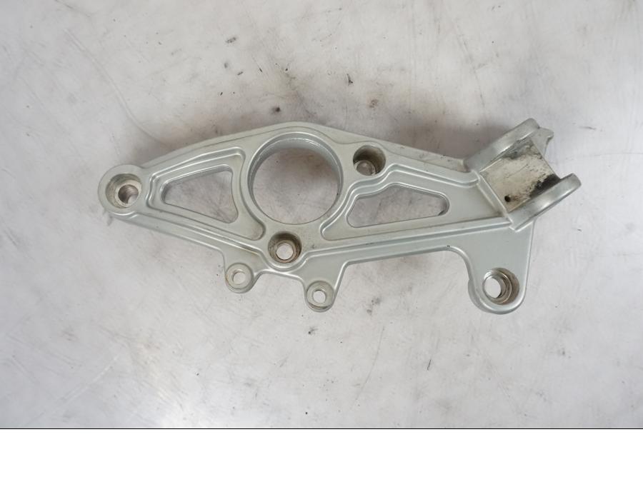 Framsidan på Fotpinnefäste från en BMW R 1150 GS -2002 motorcykel.