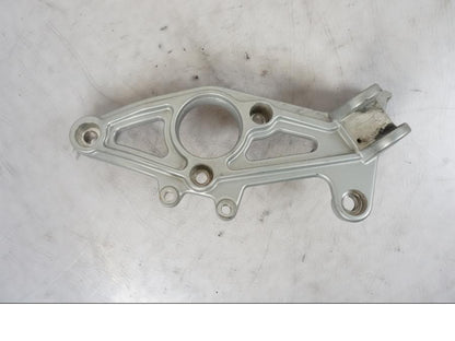 Framsidan på Fotpinnefäste från en BMW R 1150 GS -2002 motorcykel.