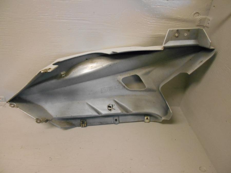 Baksidan på Magkåpa från en Yamaha YZF-R 125 -2012 motorcykel.