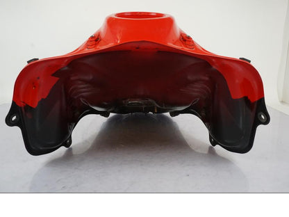 Snett nerifrån på Bensintank från en Honda CRF 1000 Africa Twin -2016 motorcykel.