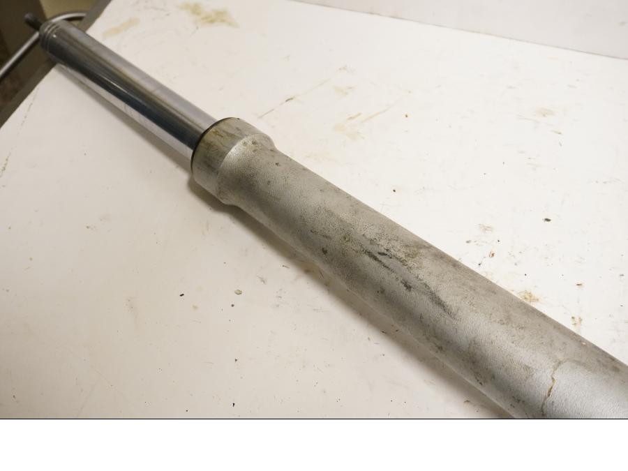 Höger sida på Gaffelben från en BMW R 1150 RT -2002 motorcykel.