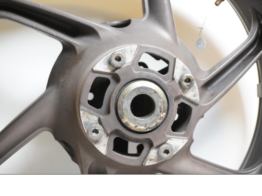 Baksidan på Fälg från en Cagiva Raptor 1000 -2002 motorcykel.