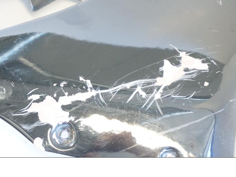 Snett nerifrån på Sidkåpa från en Yamaha YZF 1000 R -1997 motorcykel.