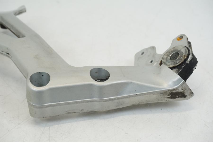 Snett uppifrån på Fotpinnefäste inre från en Ducati Streetfighter V4 -2020 motorcykel.