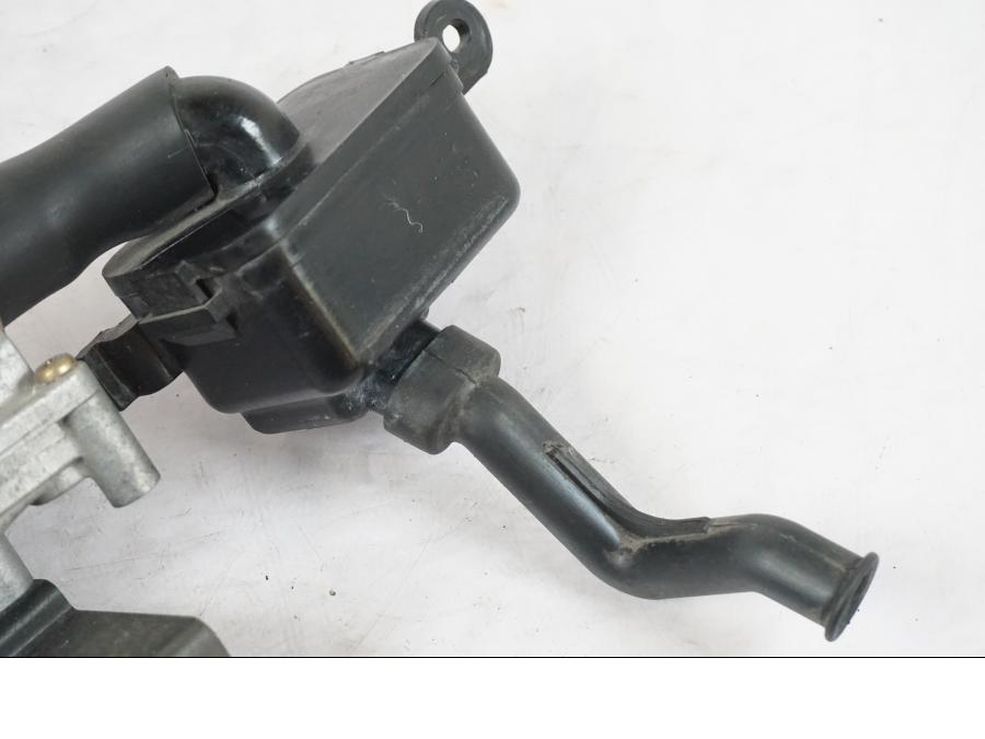 Snett nerifrån på Second Air från en Yamaha XVS 1100 -2000 motorcykel.