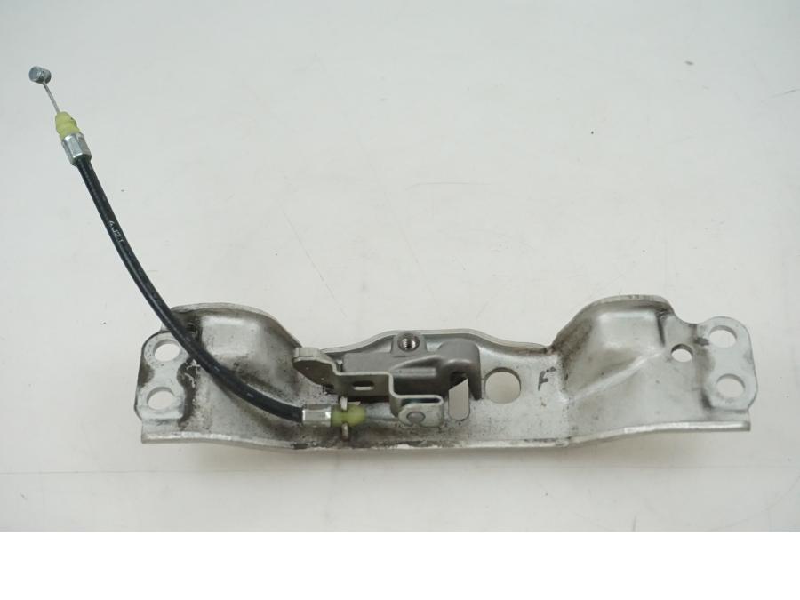 Framsidan på Sadellåsmekanism från en Honda CBR 1000 -2005 motorcykel.