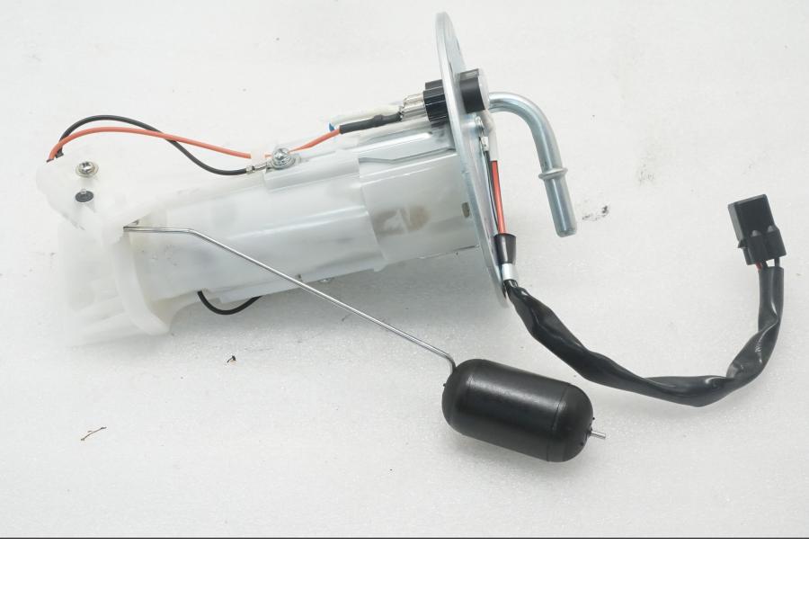 Framsidan på Bensinpump insprut från en Kawasaki Z 400 -2020 motorcykel.